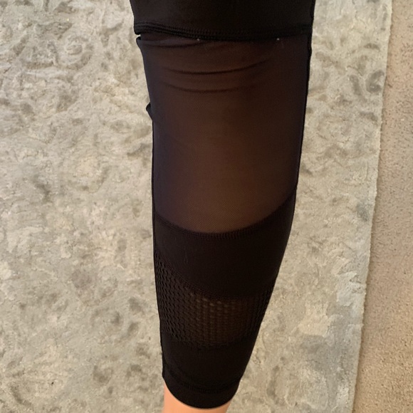 Lululemon Wunder Unders like new - Picture 5 of 5